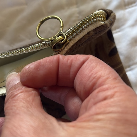 Camouflage Leaf Print Pouch - Picture 3 of 3